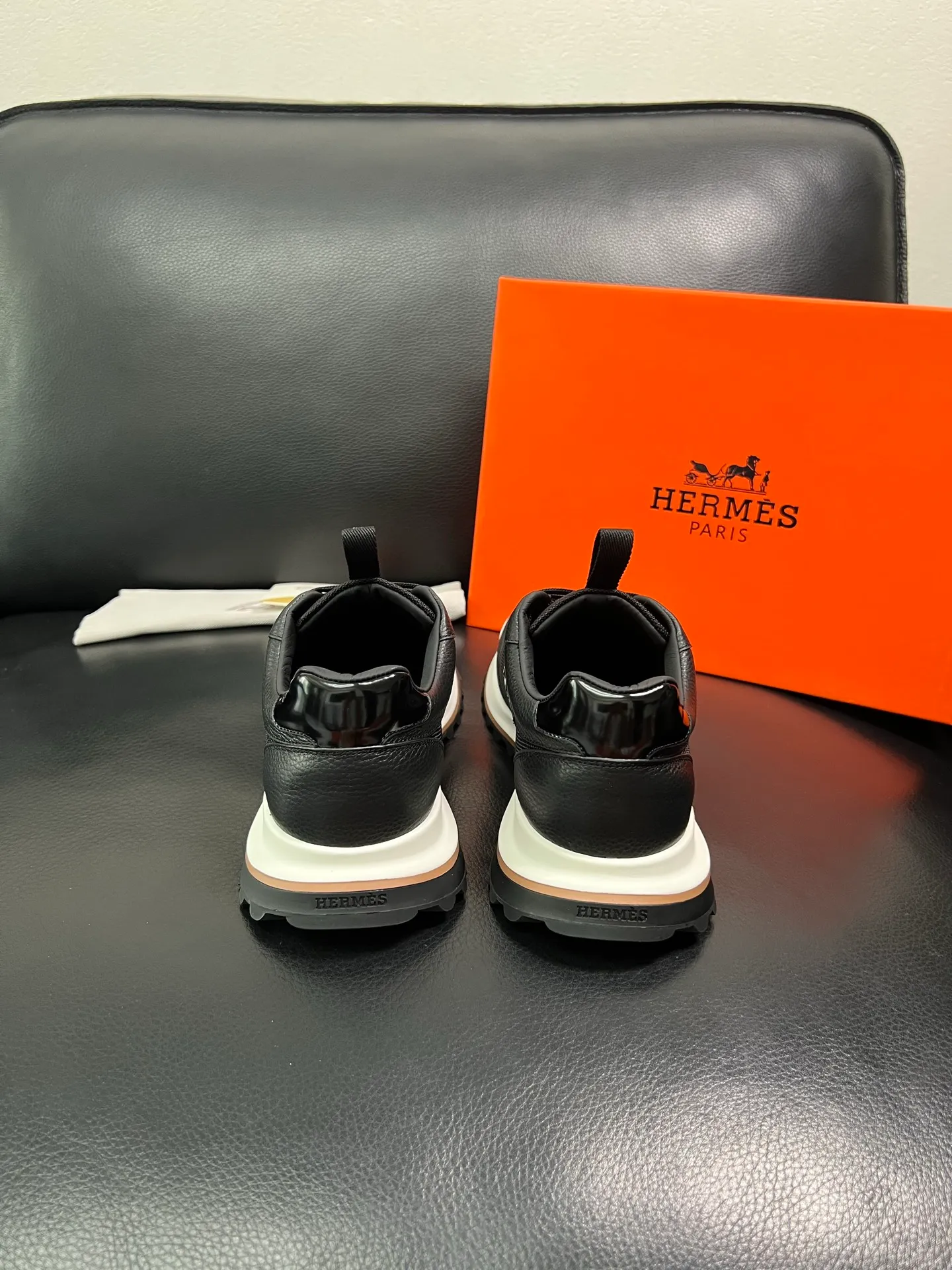 Men's shoes 💰800 Hermes top purchasing Hermes counters are on sale at the same time with original factory configuration, original cowhide imported from Italy and mesh fabric, high-quality splicing technology, fully imported water-dyed cowhide lining, soles: original soles specially provided by the original factory are super comfortable, the original factory follows the order and high quality, you can enter and exit the counter at will, you are welcome to compare and synchronize with the counter, code number 39-44 (customized 38 45) 85863